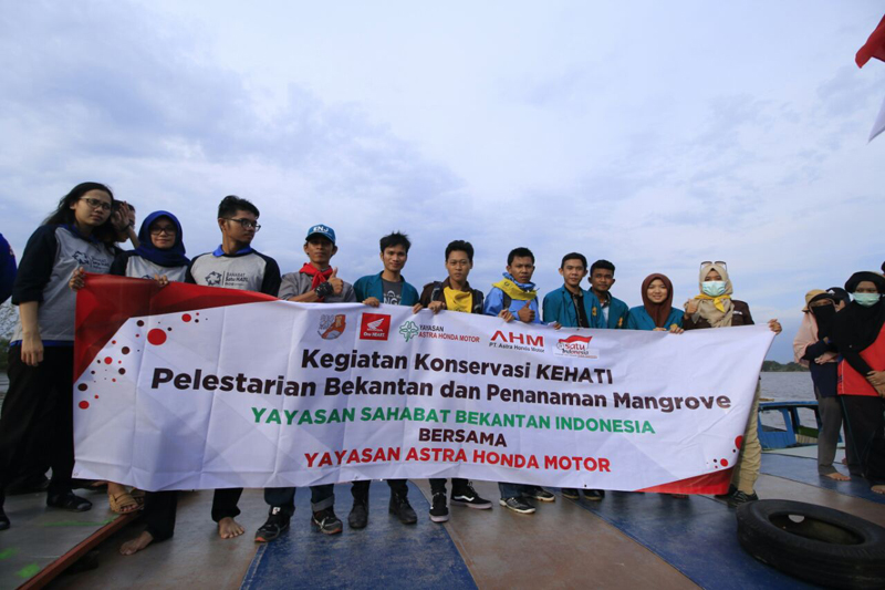 Mengikuti Kegiatan Konsevasi Penanaman Pohon Rambai