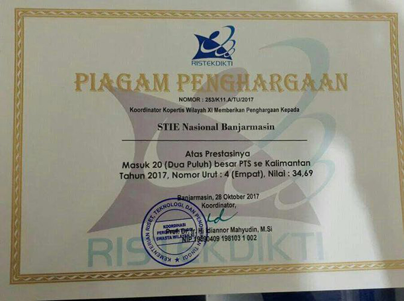 Penghargaan  PTS terbaik peringkat 4 Sekalimantan