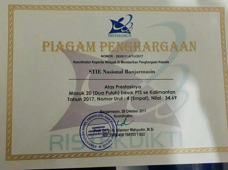 Penghargaan PTS terbaik peringkat 4 Se-kalimantan