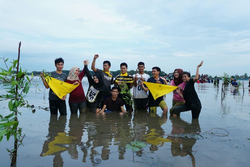 Mengikuti Kegiatan Konsevasi Penanaman Pohon Rambai