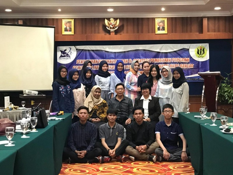 Penyuluhan Kewirausahaan & Strategi Pemasaran Program Kemitraan Masyarakat Bagi Kelompok Usaha Wadai Khas Banjar Di Kecamatan Banjarmasin Tengah